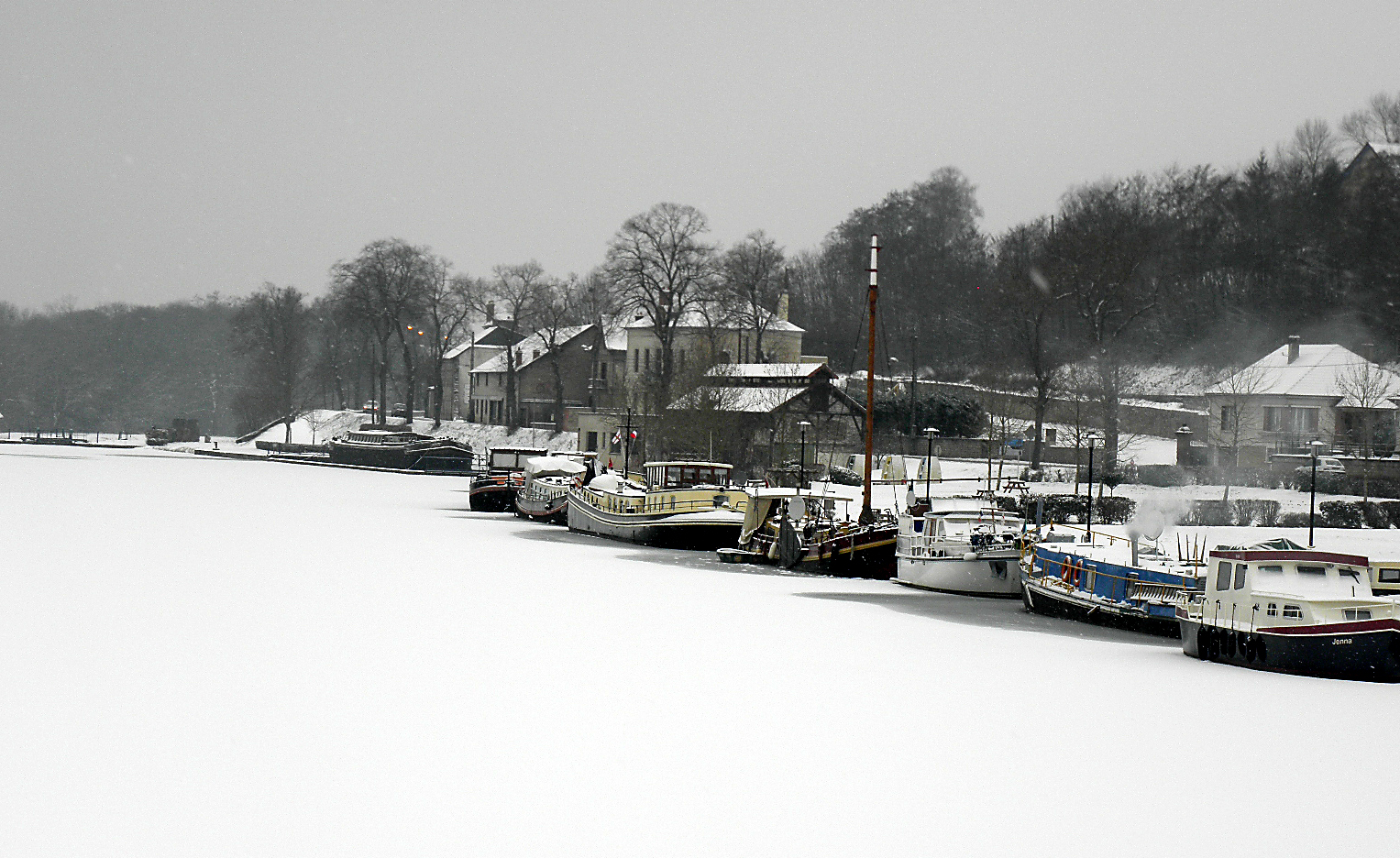 le canal sous la neige