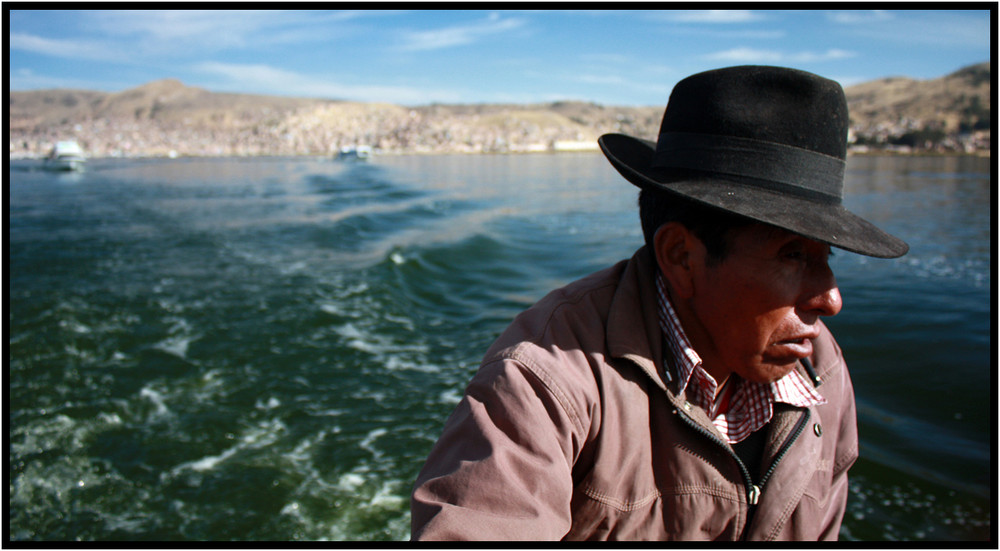 Le capitaine du bateau sur le lac Titicaca