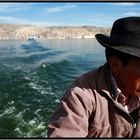 Le capitaine du bateau sur le lac Titicaca
