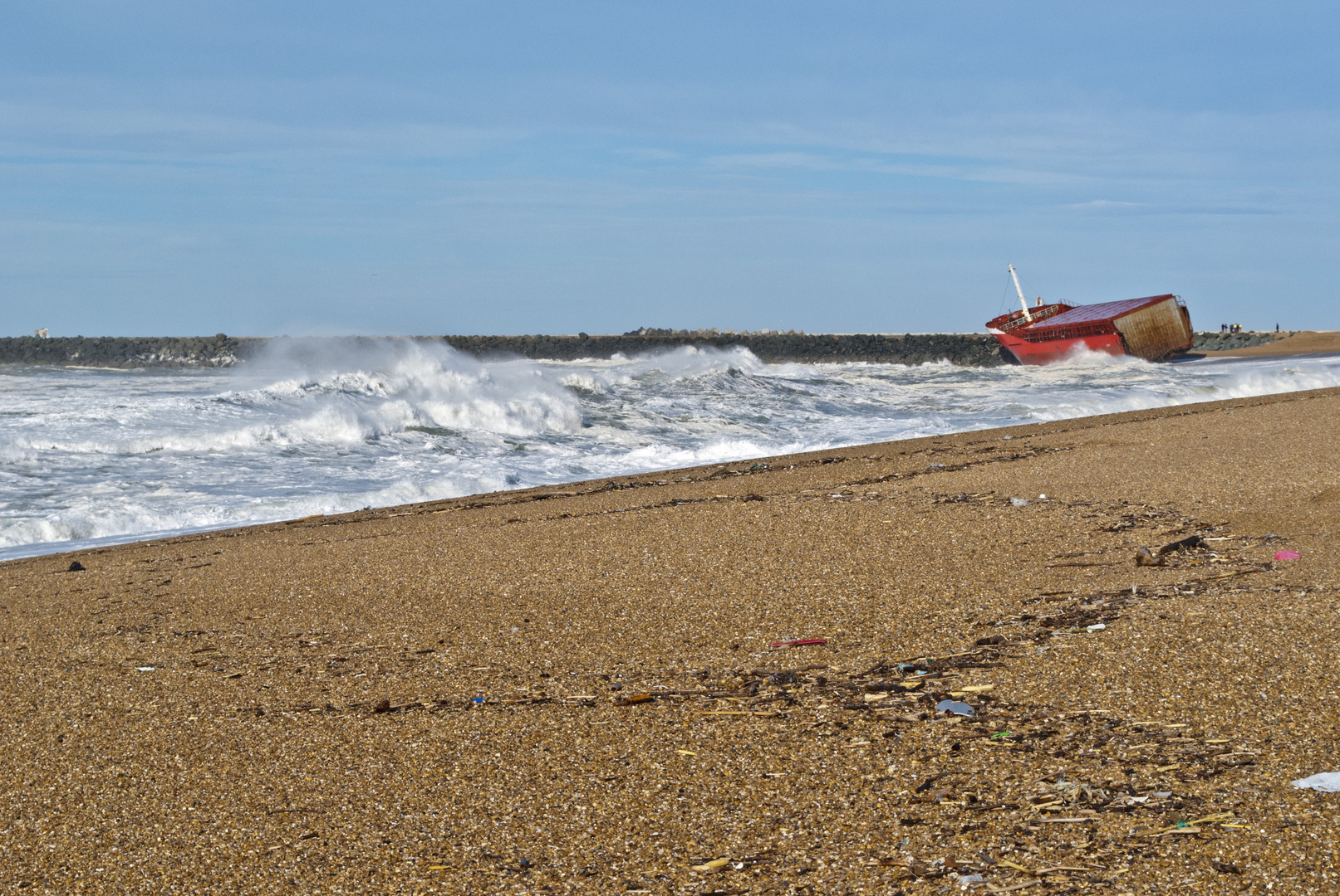 Le cargo sur la plage