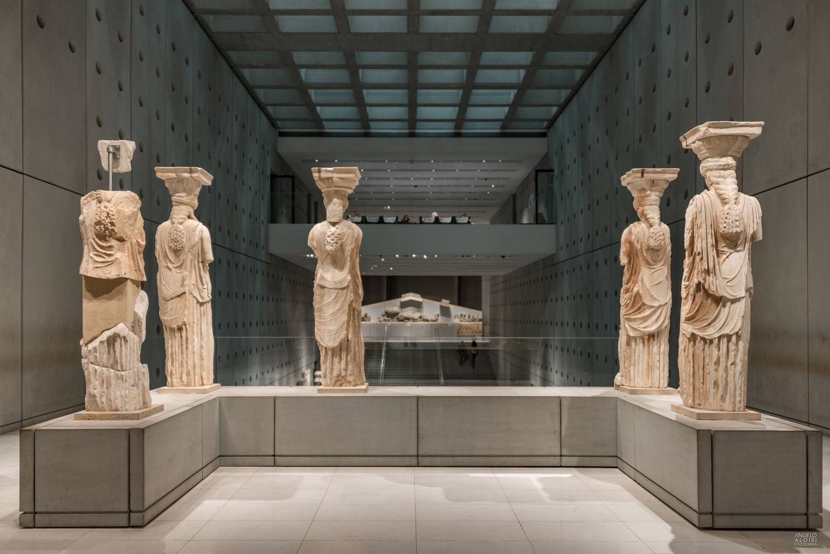 Le Cariatidi originali dell'Eretto nel nuovo spazio Foto Immagini architetture, arte Le Cariatidi originali dell'Eretto nel nuovo spazio Foto Immagini architetture, arte