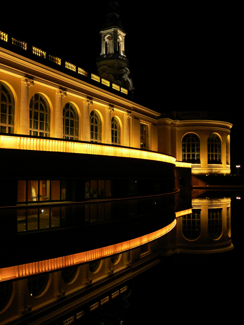 Le Casino de Pau sur son miroir d'eau.