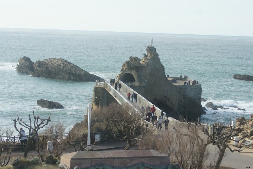 LE CELEBRE ROCHER DE LA VIERGE A BIARRITZ