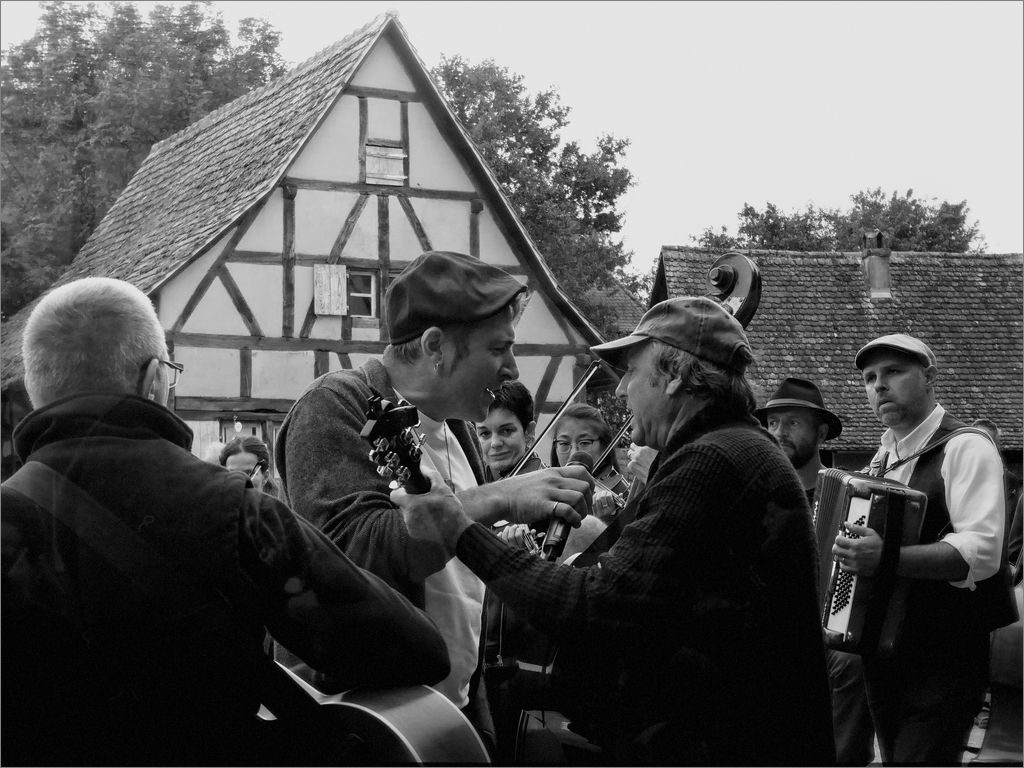 Le chanteur à casquette. 