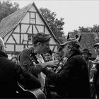 Le chanteur à casquette. 