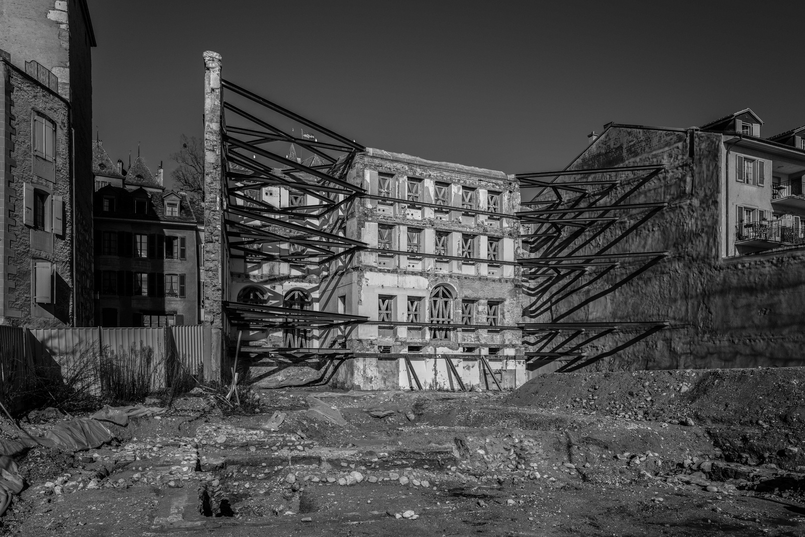 Le chantier abandonné, sur les quais de Nyon.