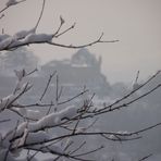 LE CHATEAU DE FRONTENAY AU LOIN DANS LA BRUME