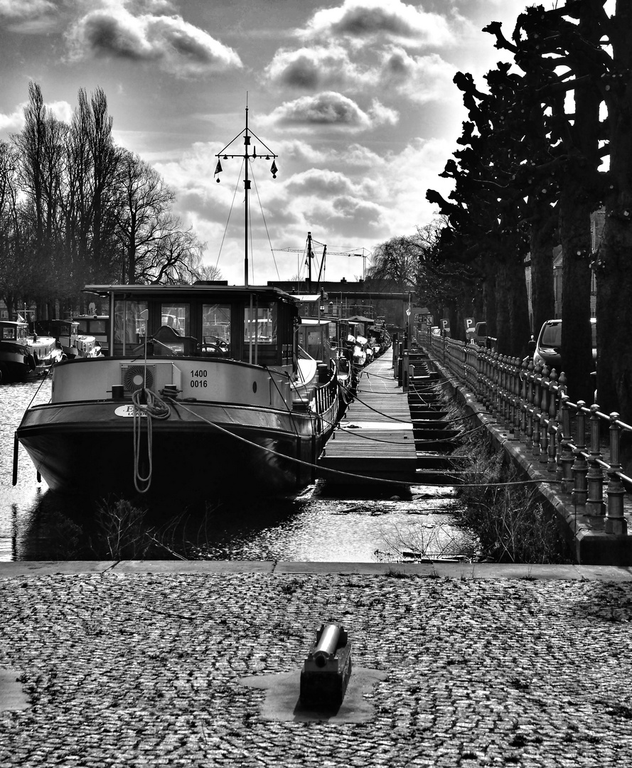 Le chemin (47) ; mène les navires à l'arrière !