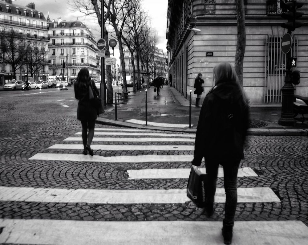 Le chemin (51) ; passe sur un passage pour piétons