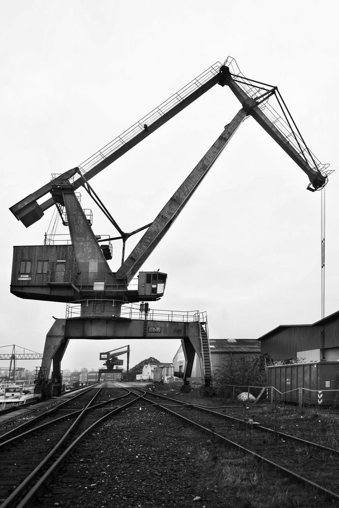 Le chemin (57);...celui-ci passe sous des grues !