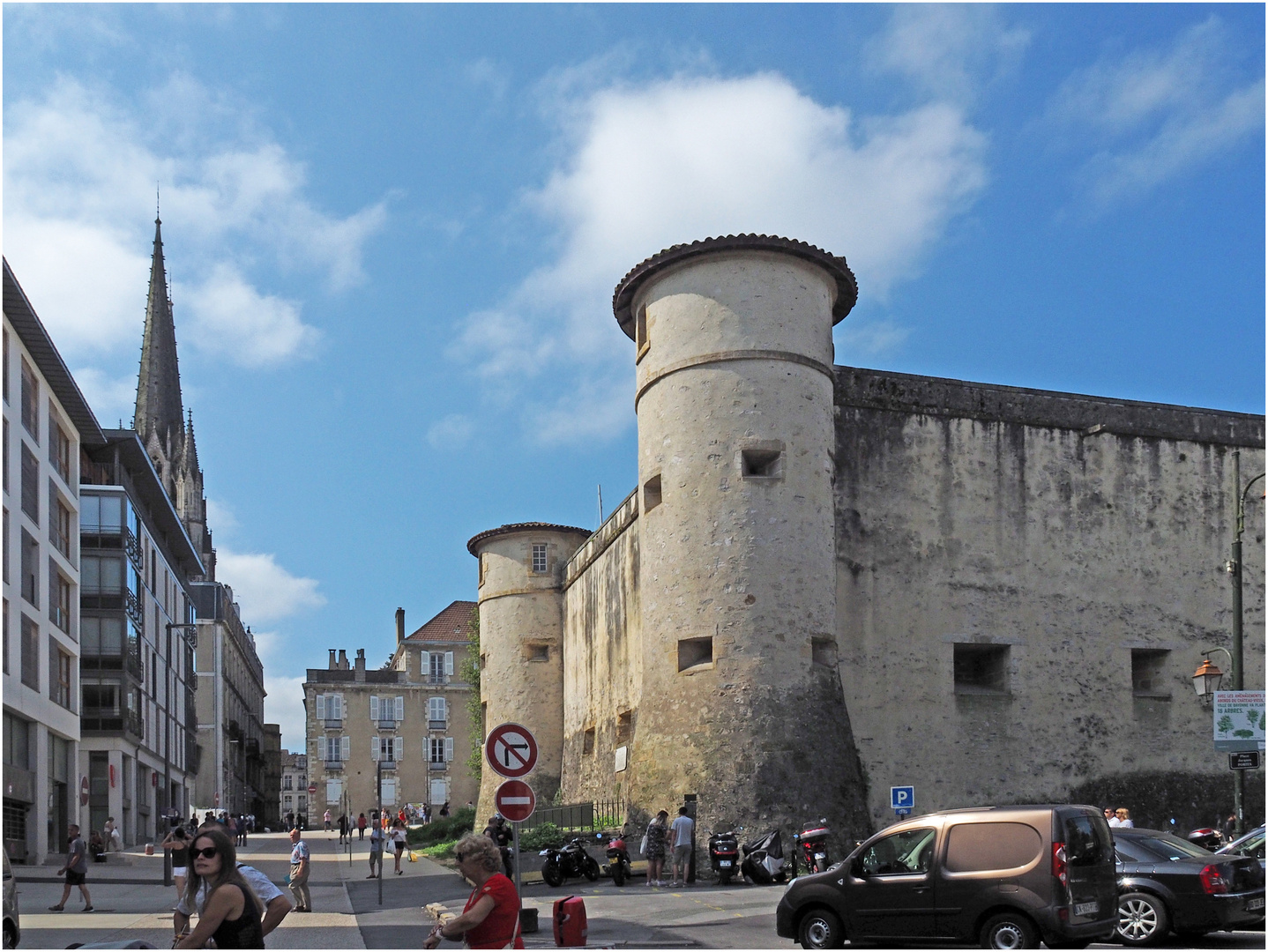 Le Château de Bayonne et les flèches de la Cathédrale Sainte-Marie