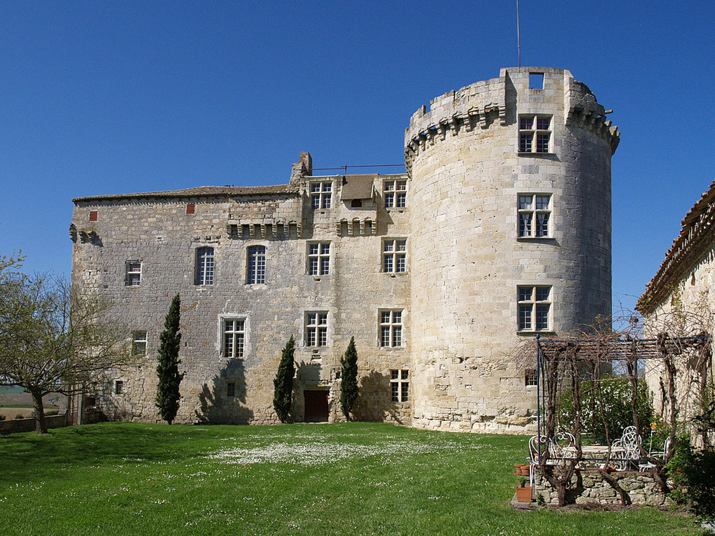  Le Château de Flamarens  (XIIIe-XVe-XVIe)  --  Das Schloß von Flamarens (13.  14. 16. Jahrhunderte)