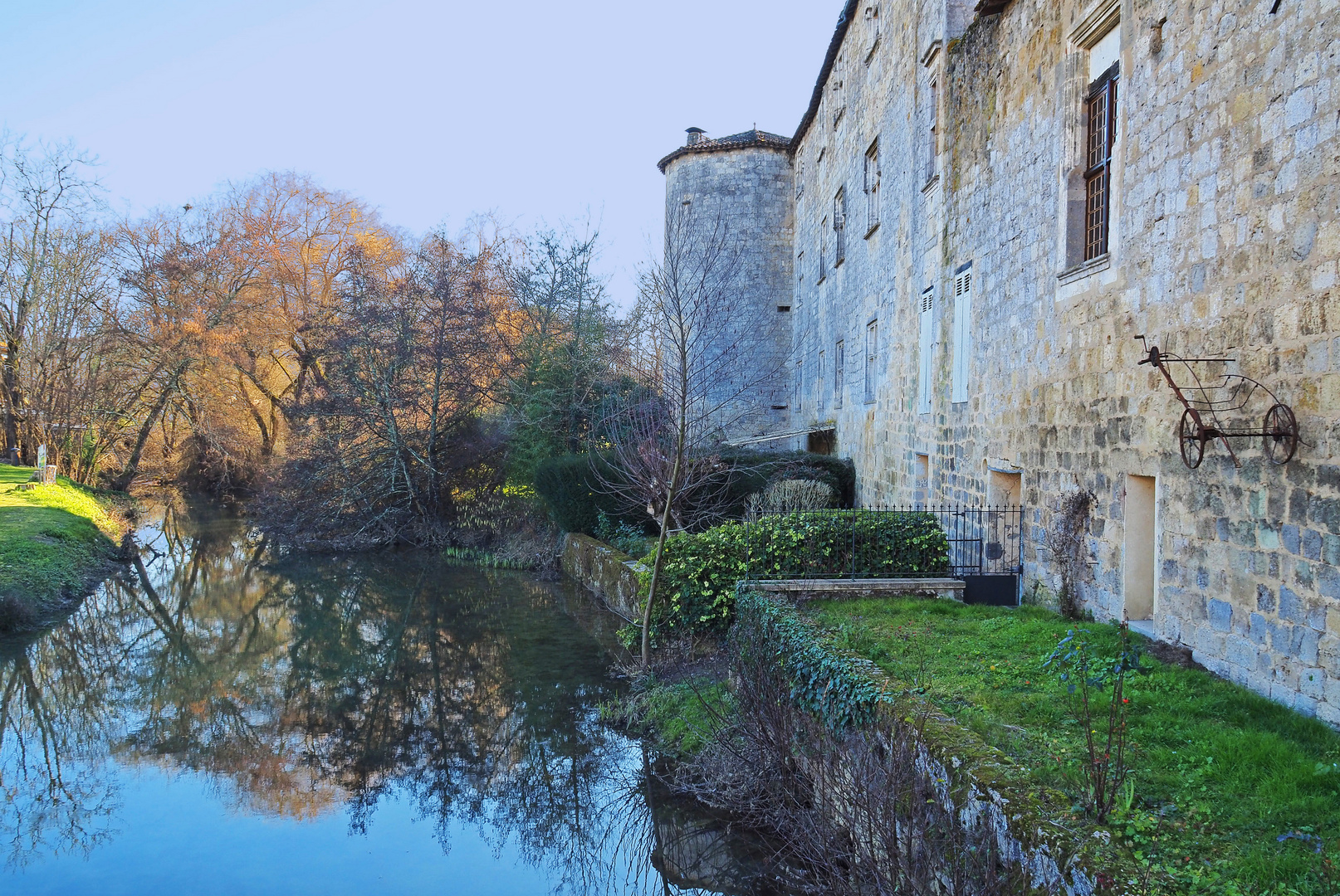 Le Château de Fourcès au bord de l’Auzoue