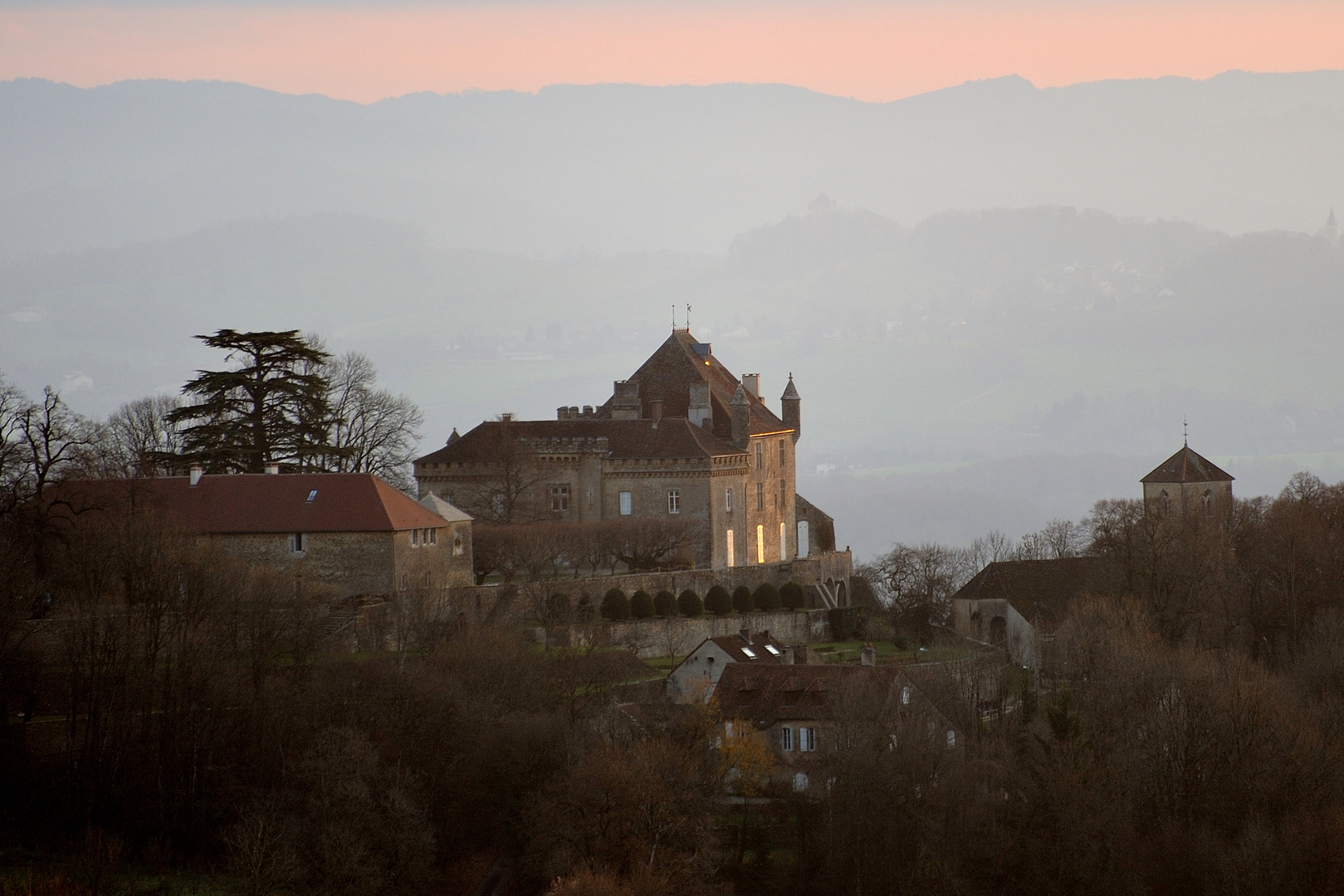 Le château de Frontenay au soleil couchant - Jura