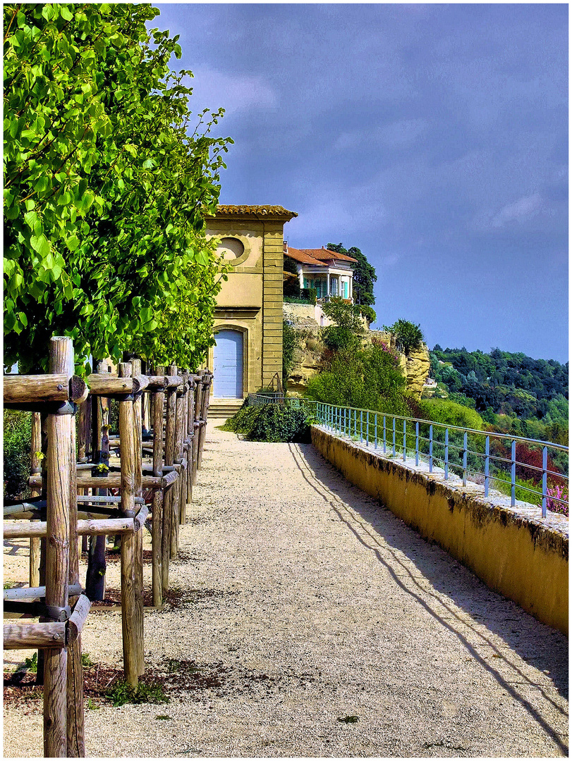 Le château de Lauris. 2