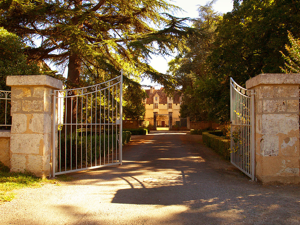 - Le Château de Neuvic ou le Château de Mellet -