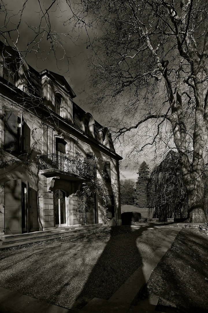 Le château de Penthes, sous une "nuit américaine".