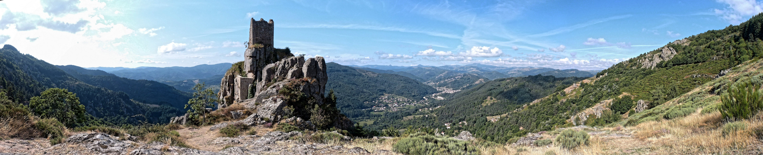 le château de Rochebonne avec le Gerbier et le Mezénc sur le fond