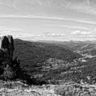 le château de Rochebonne avec le Gerbier et le Mezénc sur le fond HDR - N&B