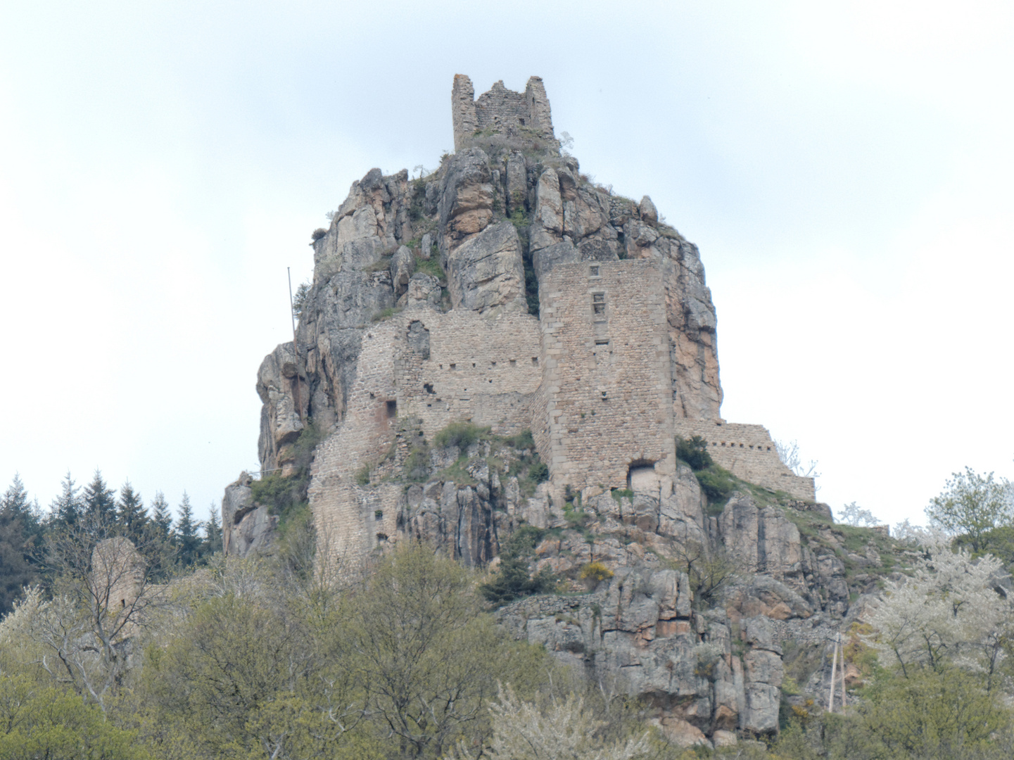 le château de Rochebonne qui domine la vallée de l'Eyrieux - Ardèche