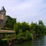 Le Château de Verteuil, derrière le moulin, les pieds dans l’eau.