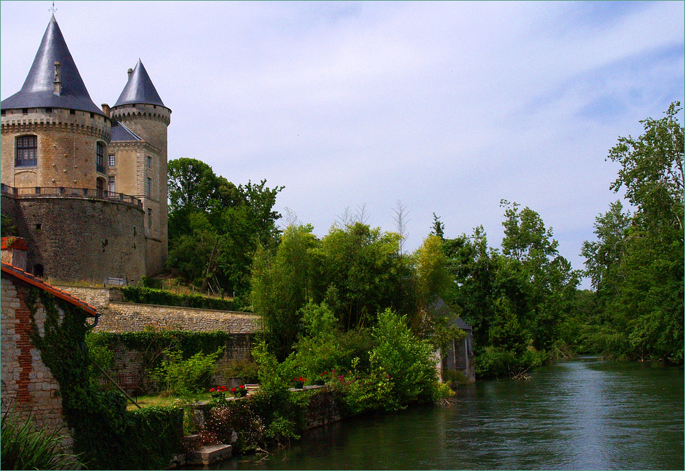 Le Château de Verteuil, derrière le moulin, les pieds dans l’eau.