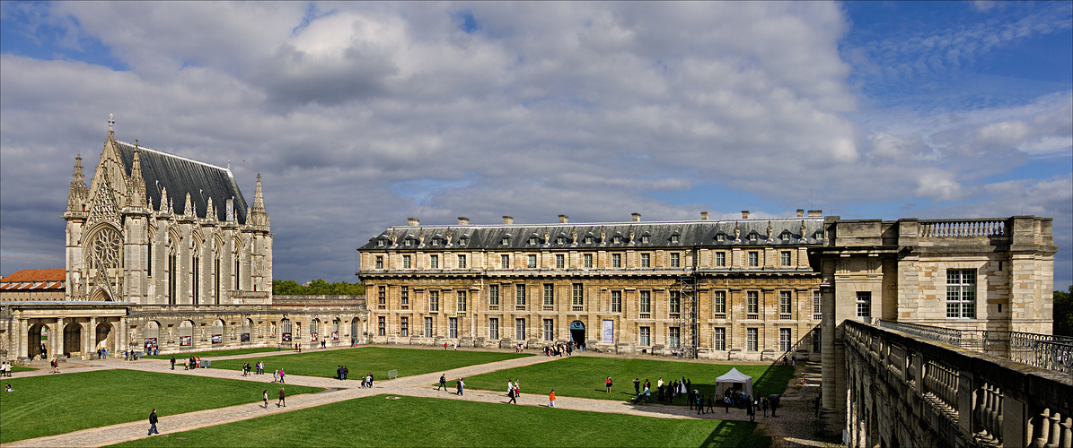 Le château de Vincennes et la sainte chapelle .