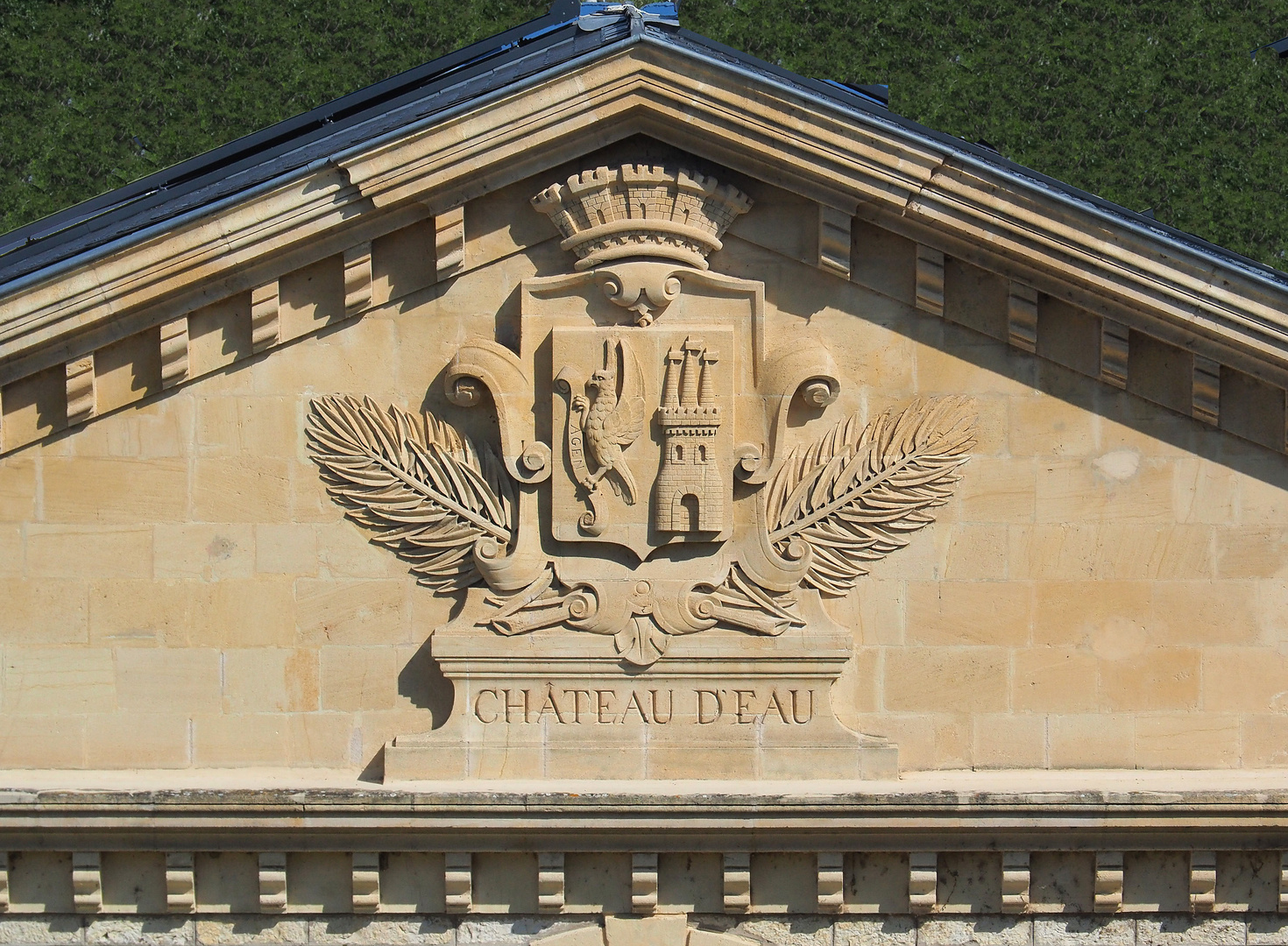Le Château d’Eau et le blason d’Agen