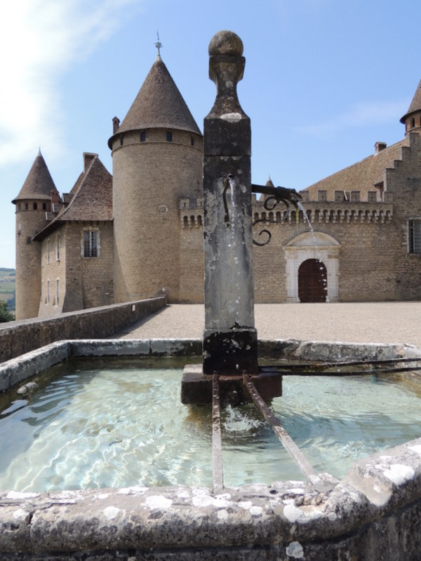 Le château derrière la fontaine