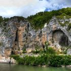 Le château des Anglais au pied d'une énorme falaise