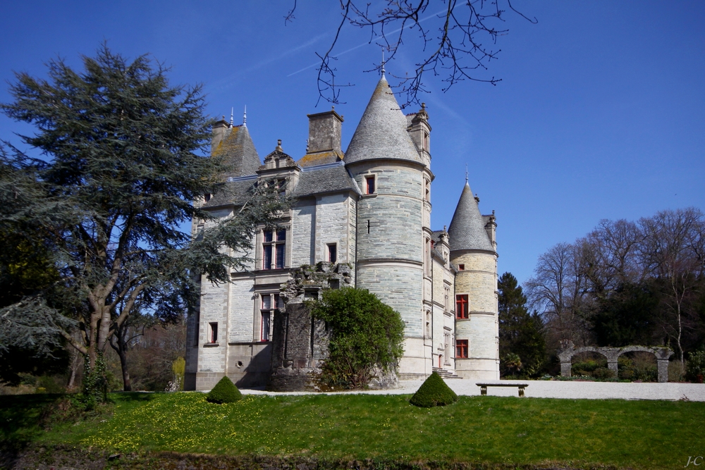 " Le château des Ravalet."