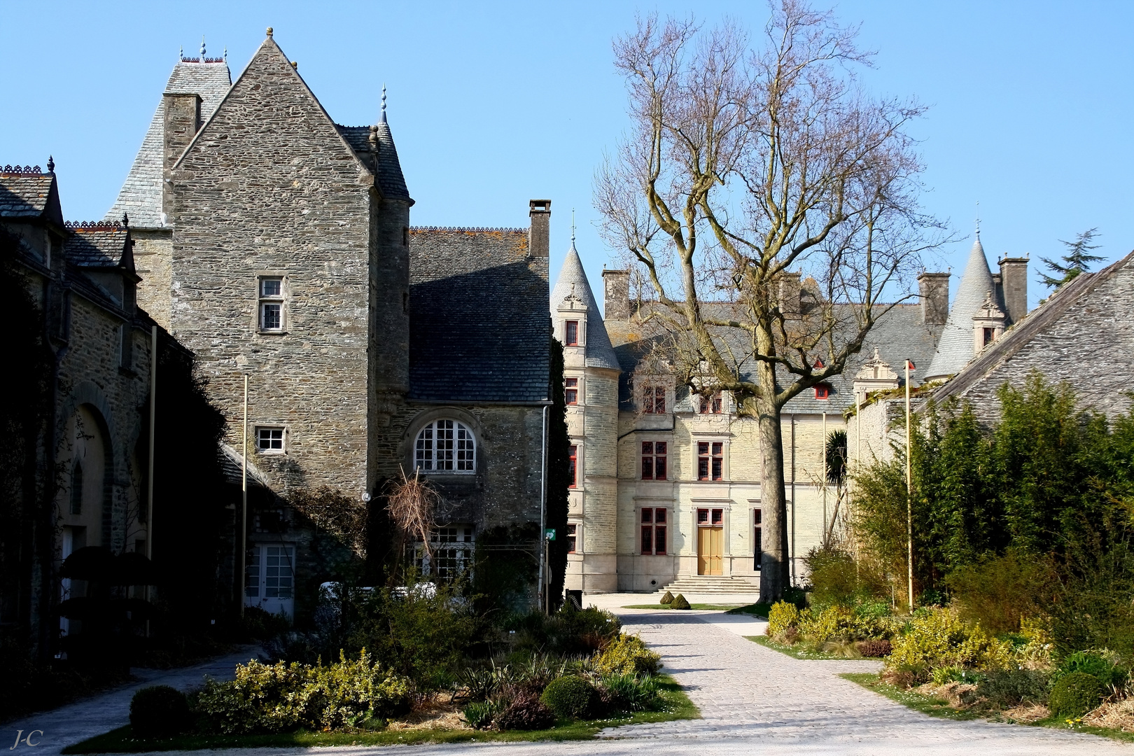 " Le château des Ravalet "