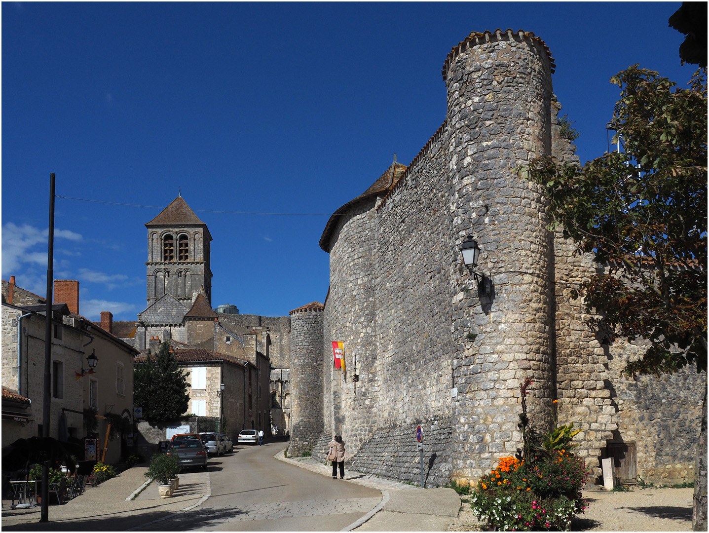   Le Château d’Harcourt (XIIIème) et la Collégiale Saint-Pierre (XIème)  --  Chauvigny