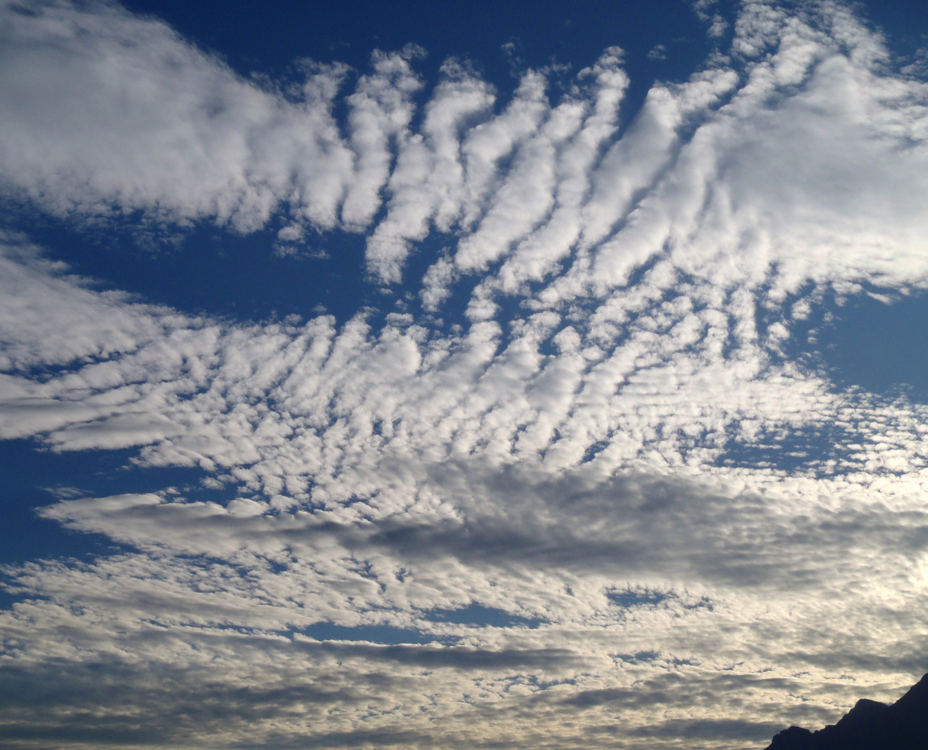 le ciel n est pas tojours si bleu ni si calme comme le dit verlaine....