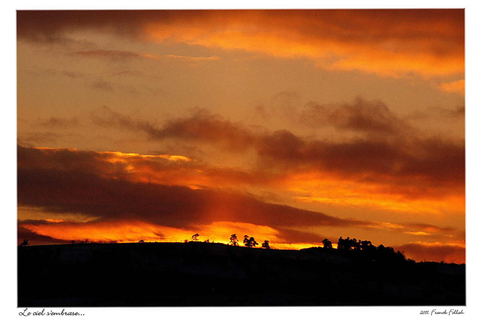 Le ciel s'embrase.