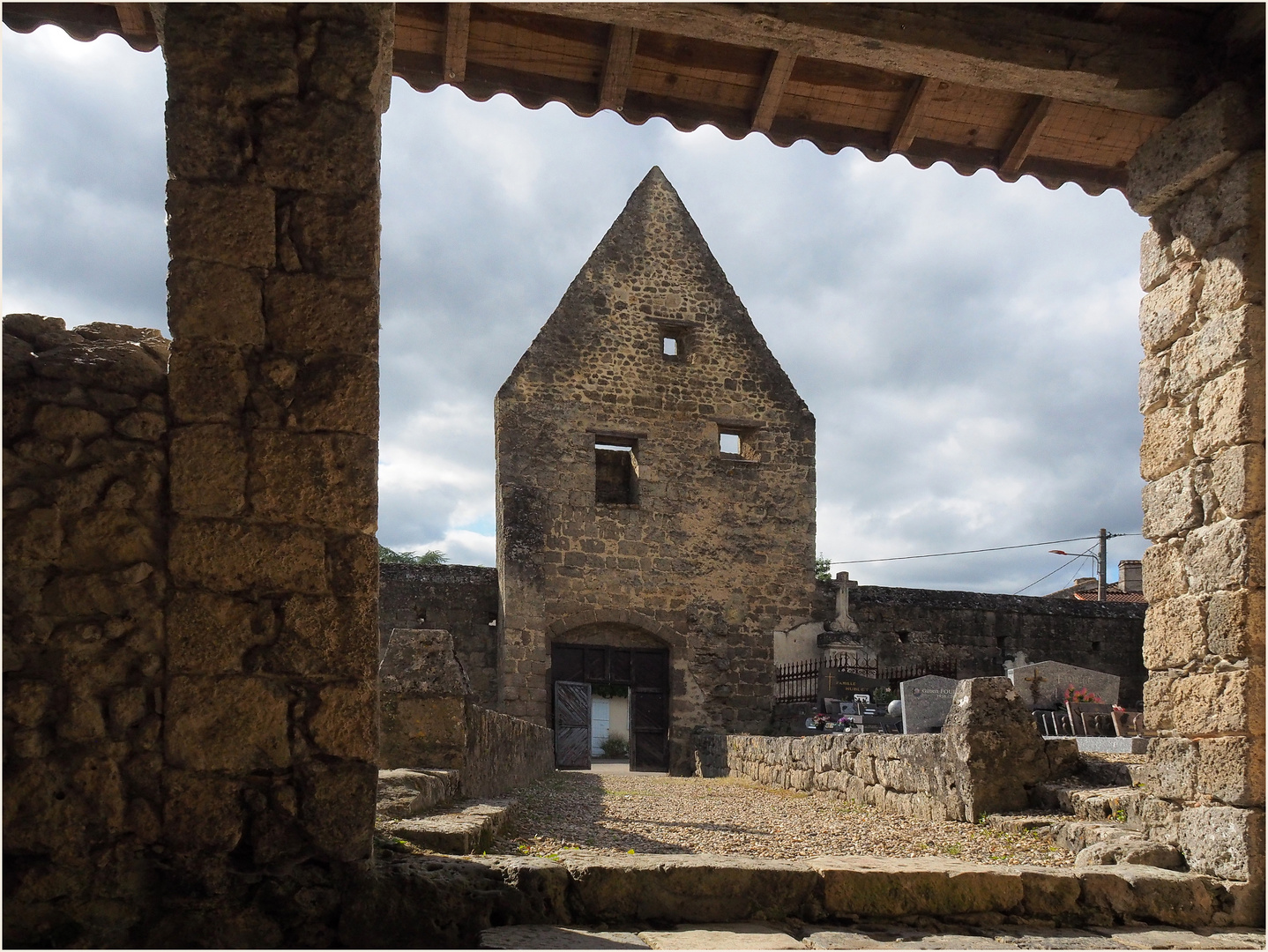 Le cimetière vu de l’entrée de l’Eglise Saint-Cyr Fargues-sur-Ourbise