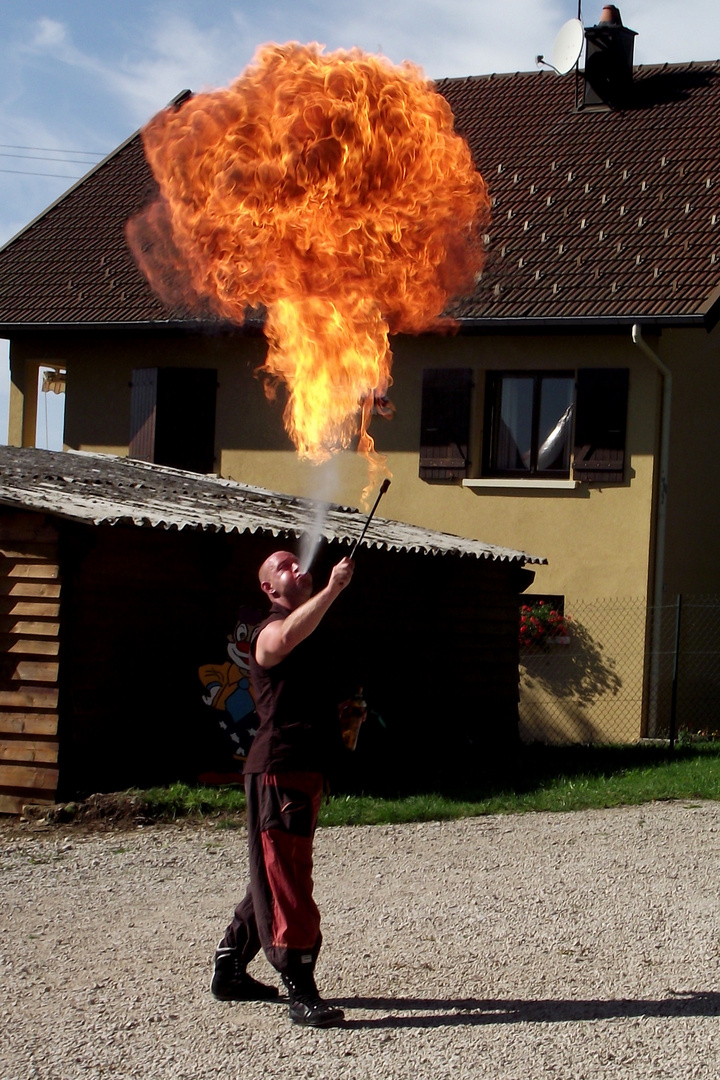 LE CIRQUE VA ET VIENT VA METTRE LE FEU