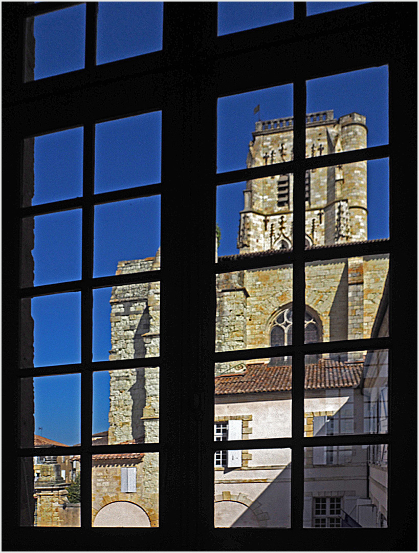 Le clocher de la Cathédrale de Lectoure vu d’une fenêtre de l’Hôtel de ville