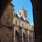 Le clocher de la Cathédrale Saint-Pierre vu du Cloître