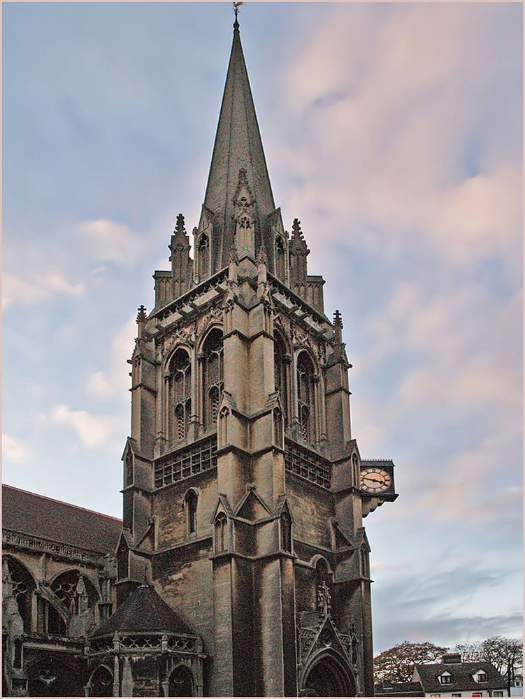 Le clocher de Notre-Dame des Martyrs Anglais et son horloge double face  --  Cambridge