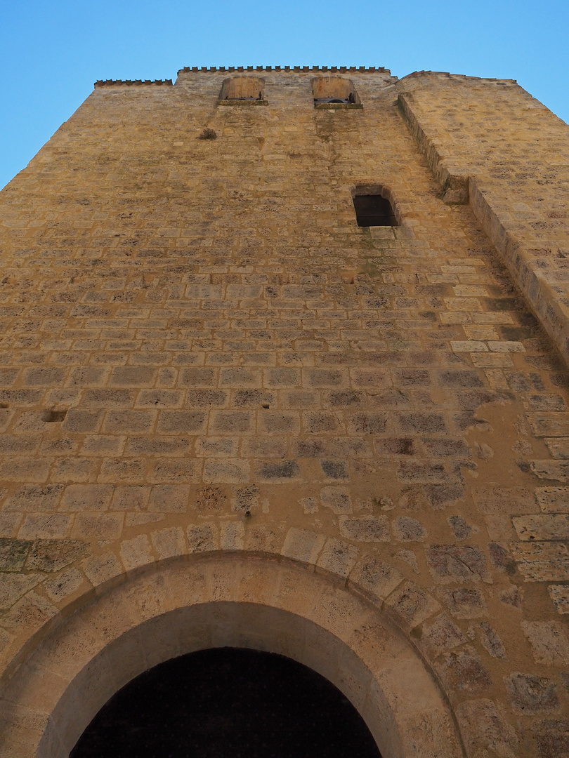 Le clocher-mur de l‘Eglise Saint-Sigismond  -  Larressingle