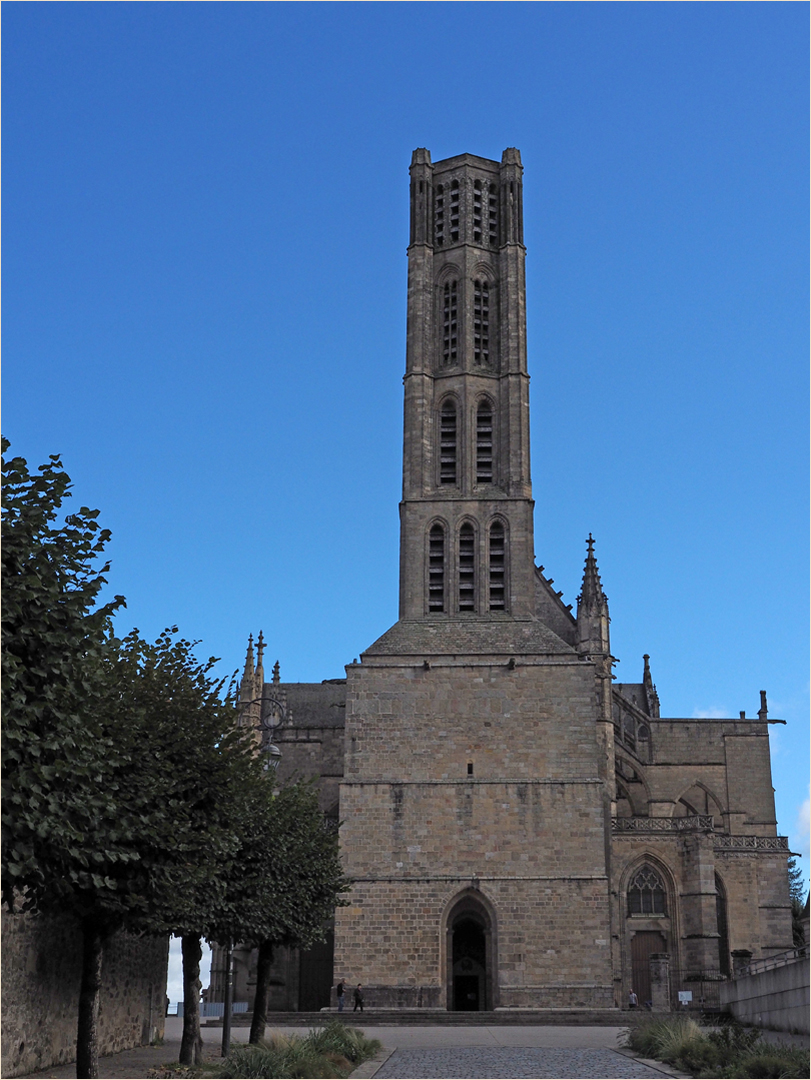 Le clocher roman de la Cathédrale St-Etienne  -- Limoges