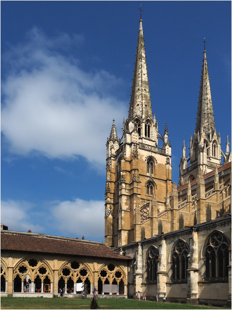 Le Cloître et les tours de la cathédrale Sainte-Marie