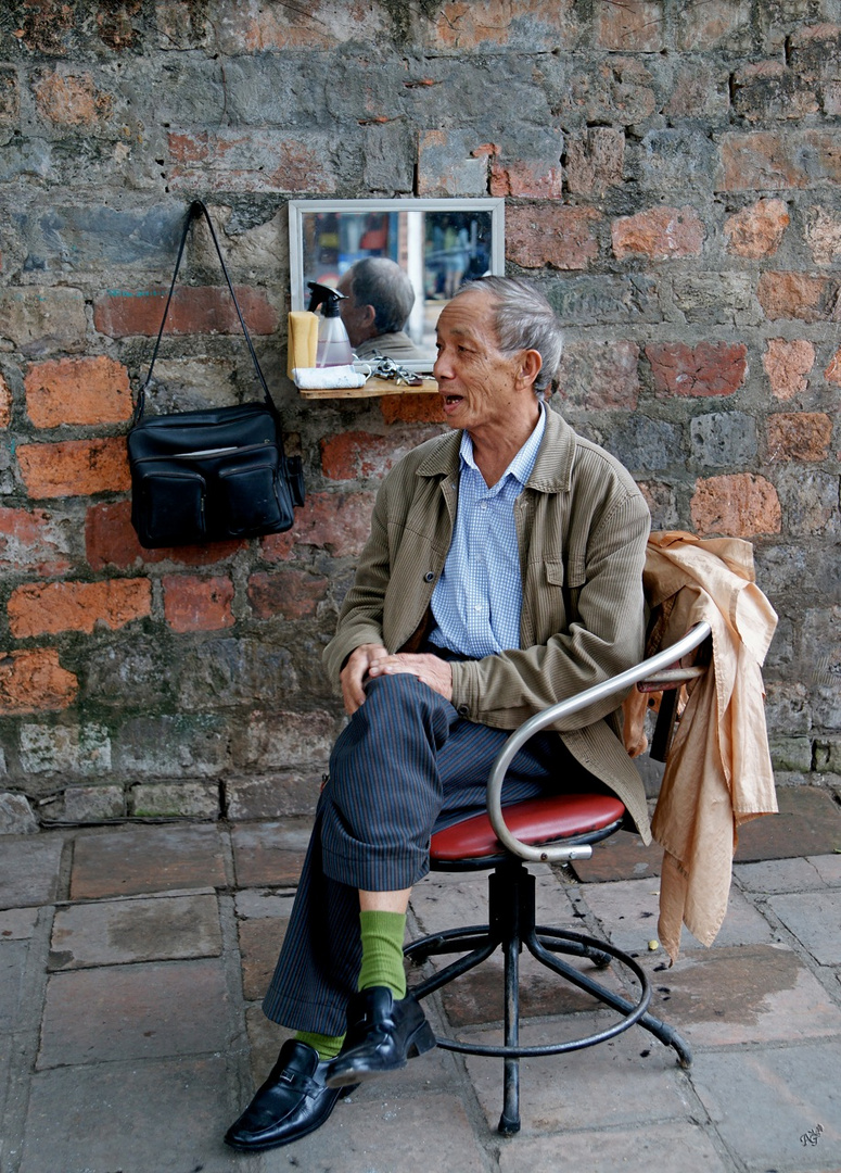 Le coiffeur ... dans la rue