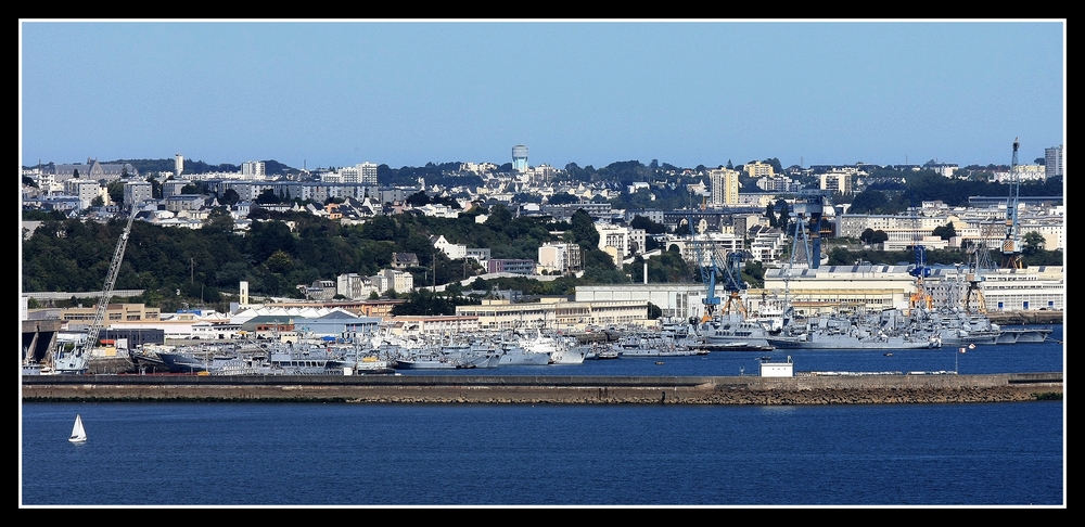 " Le coin de la " ROYALE " dans le port de Brest "