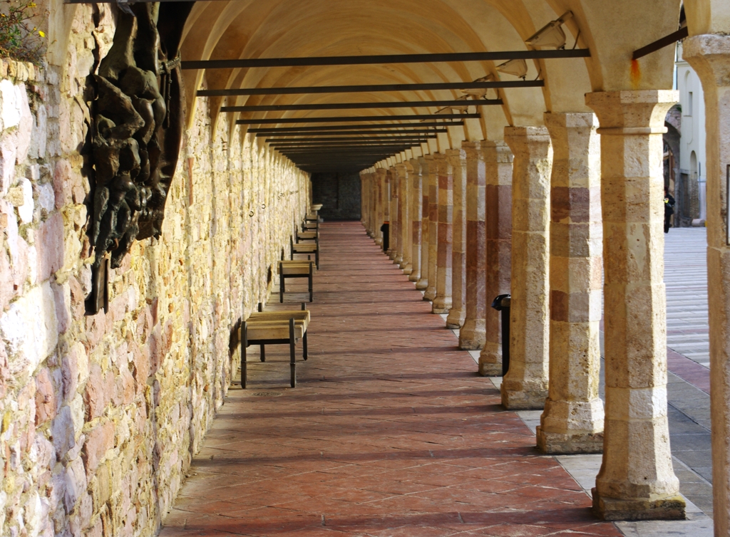 Le collonne della piazza della basilica di assisi.