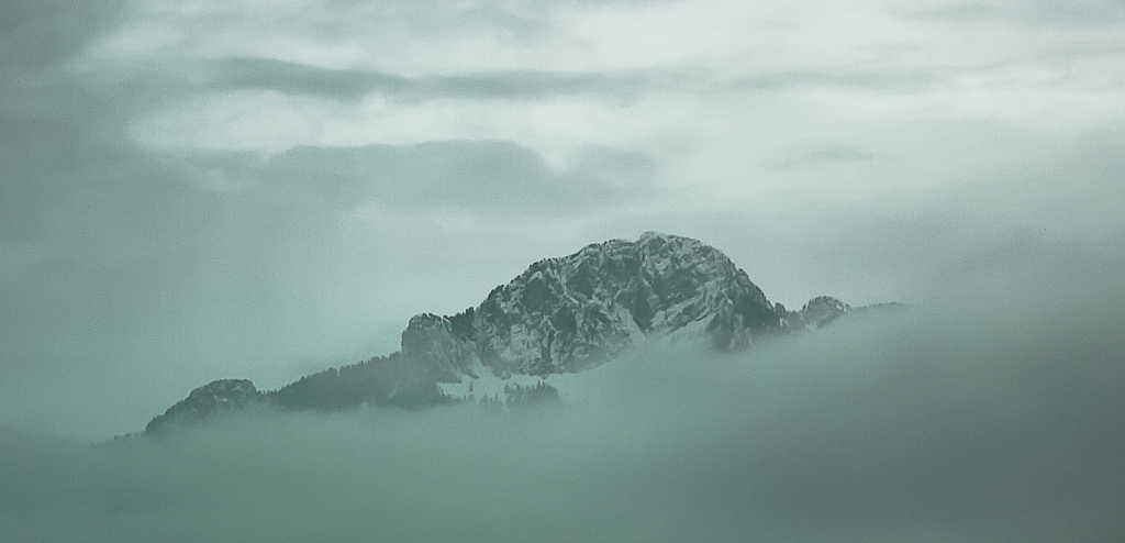 Le colosse dans les nuages