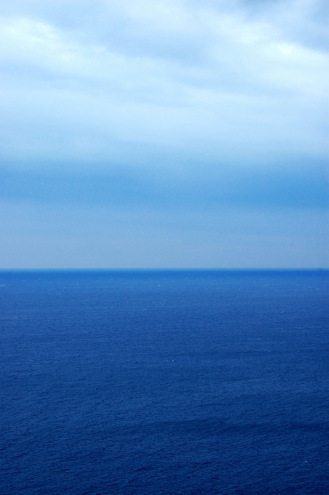 Le contact mer et ciel est sensuel, ils enlacent leurs corps dans une douce et secrète étreinte.