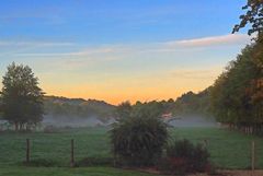 Le côté ouest de la campagne au lever du soleil