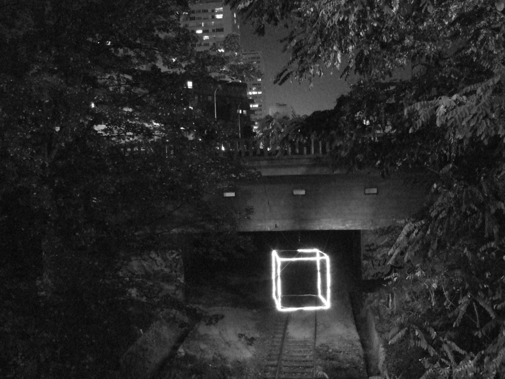 Le Cube au dessus du chemin de fer de la petite ceinture